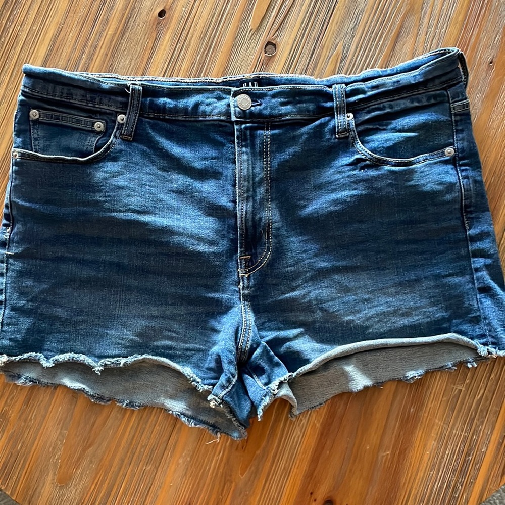 GAP JEAN SHORTS • SZ 33